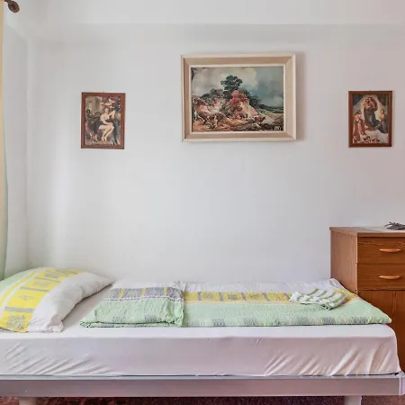 Quaint In With Balcony *