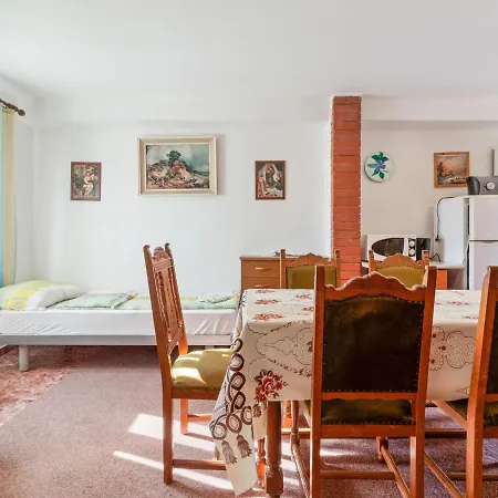 Quaint In With Balcony * Ližnjan